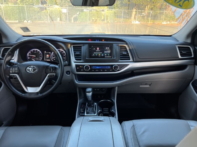 Used 2017 Toyota Highlander XLE AWD/4WD image 11