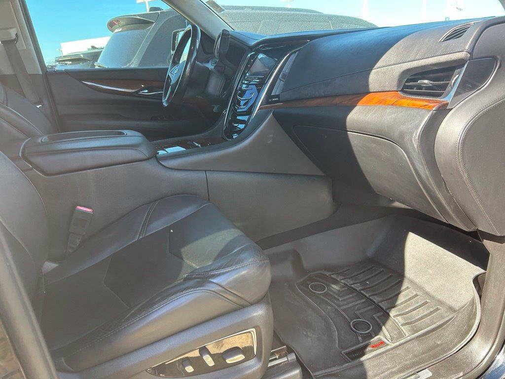 Used 2018 Cadillac Escalade Luxury AWD/4WD image 3