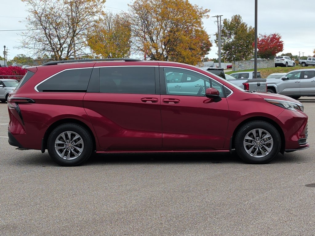 Certified 2024 Toyota Sienna LE AWD/4WD image 10