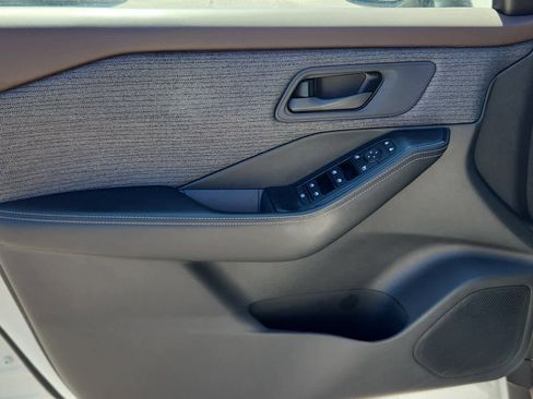 Used 2022 Nissan Rogue S image 9