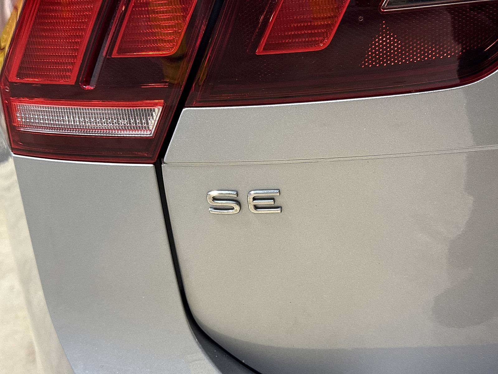 Used 2023 Volkswagen Tiguan SE w/ Panoramic Sunroof Package FWD image 27