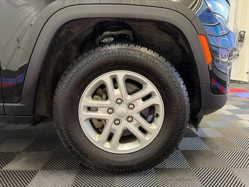 Used 2023 Jeep Grand Cherokee Laredo AWD/4WD image 26