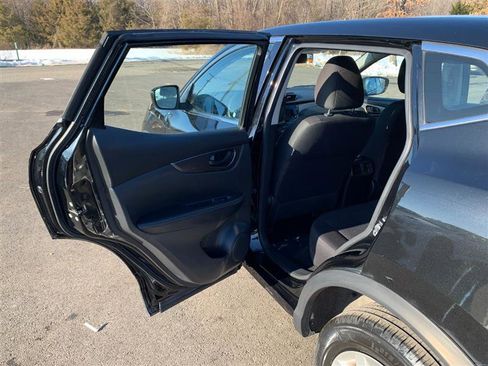 Used 2019 Nissan Rogue Sport S image 40