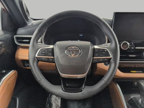 Used 2026 Toyota Highlander Platinum AWD/4WD image 5