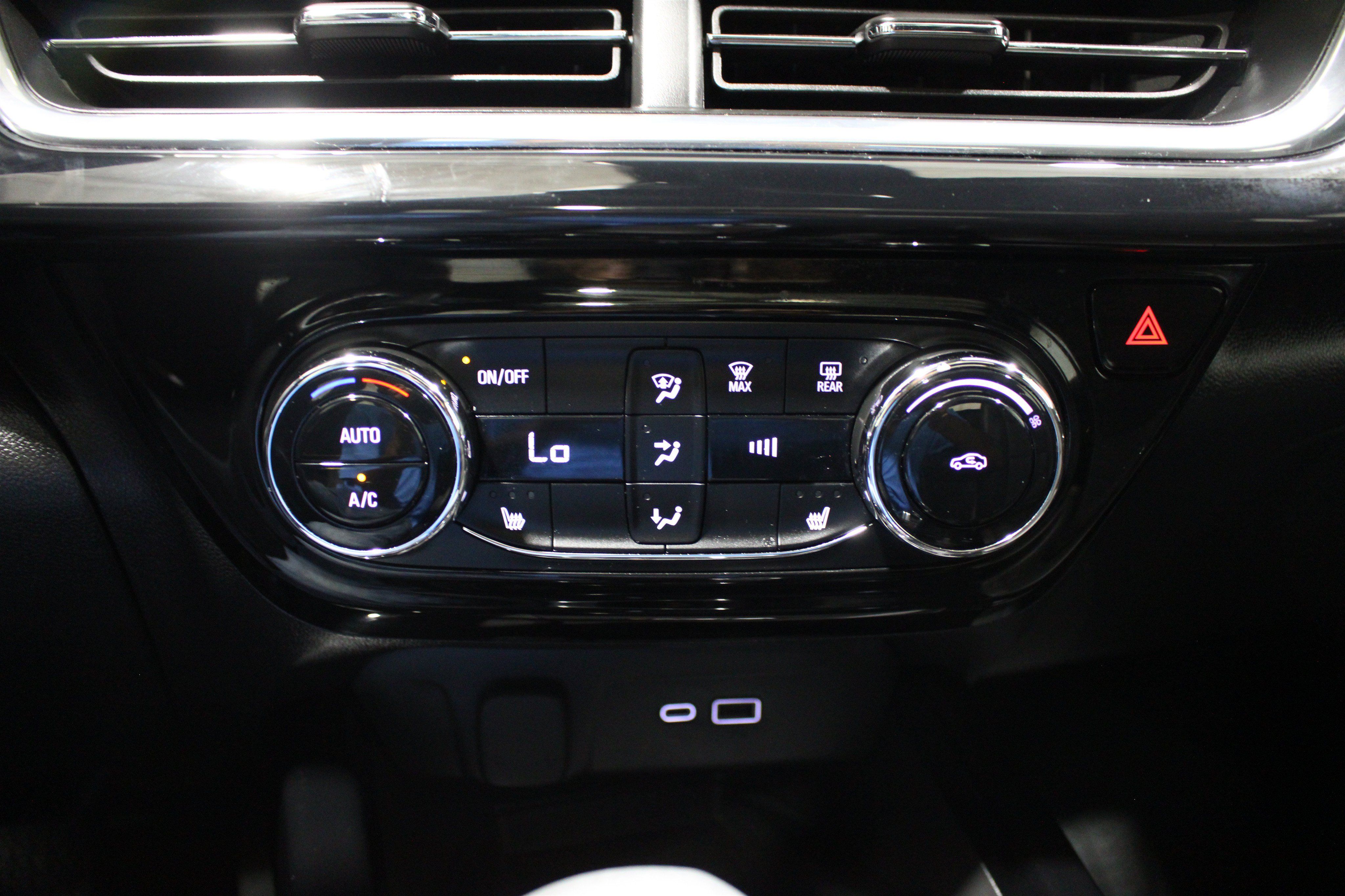 Used 2025 Chevrolet Trax RS w/ Sunroof Package FWD image 17