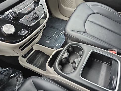 Used 2024 Chrysler Pacifica Touring-L image 25