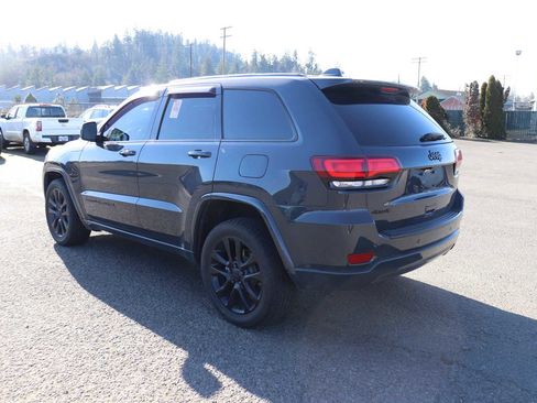 Used 2017 Jeep Grand Cherokee Altitude image 7