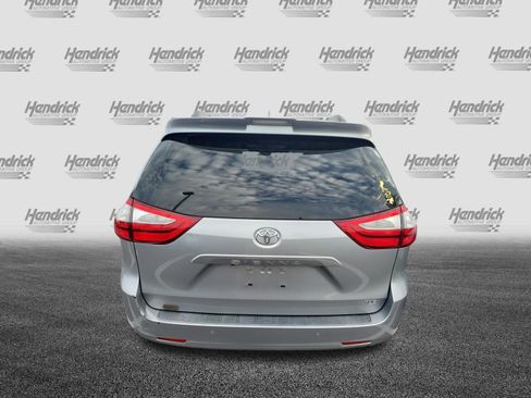 Used 2018 Toyota Sienna XLE w/ XLE Navigation Package FWD image 9
