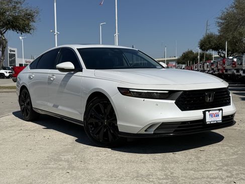 Used 2023 Honda Accord Touring image 2