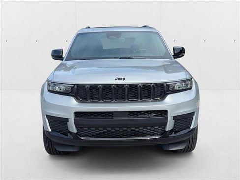 New 2025 Jeep Grand Cherokee L Altitude image 4