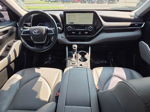 Used 2023 Toyota Highlander XLE AWD/4WD image 18