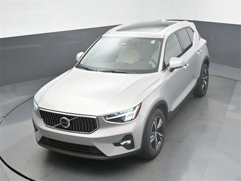 Used 2023 Volvo XC40 B5 Plus image 43