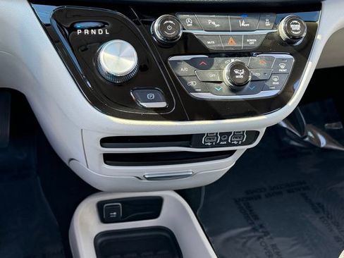 Used 2023 Chrysler Pacifica Touring-L FWD image 17