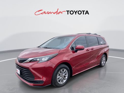 Certified 2025 Toyota Sienna LE image 1