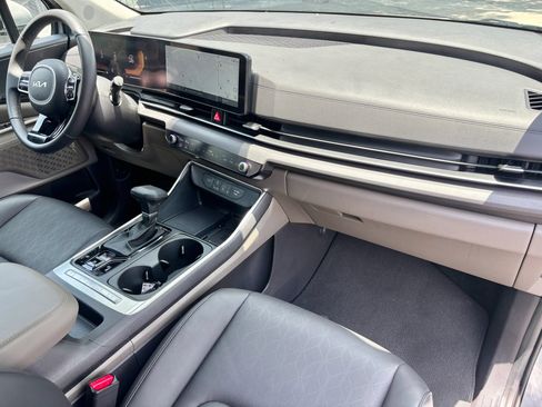 Used 2025 Kia Carnival EX FWD image 8
