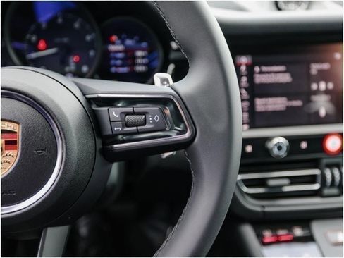 Certified 2025 Porsche Macan image 16