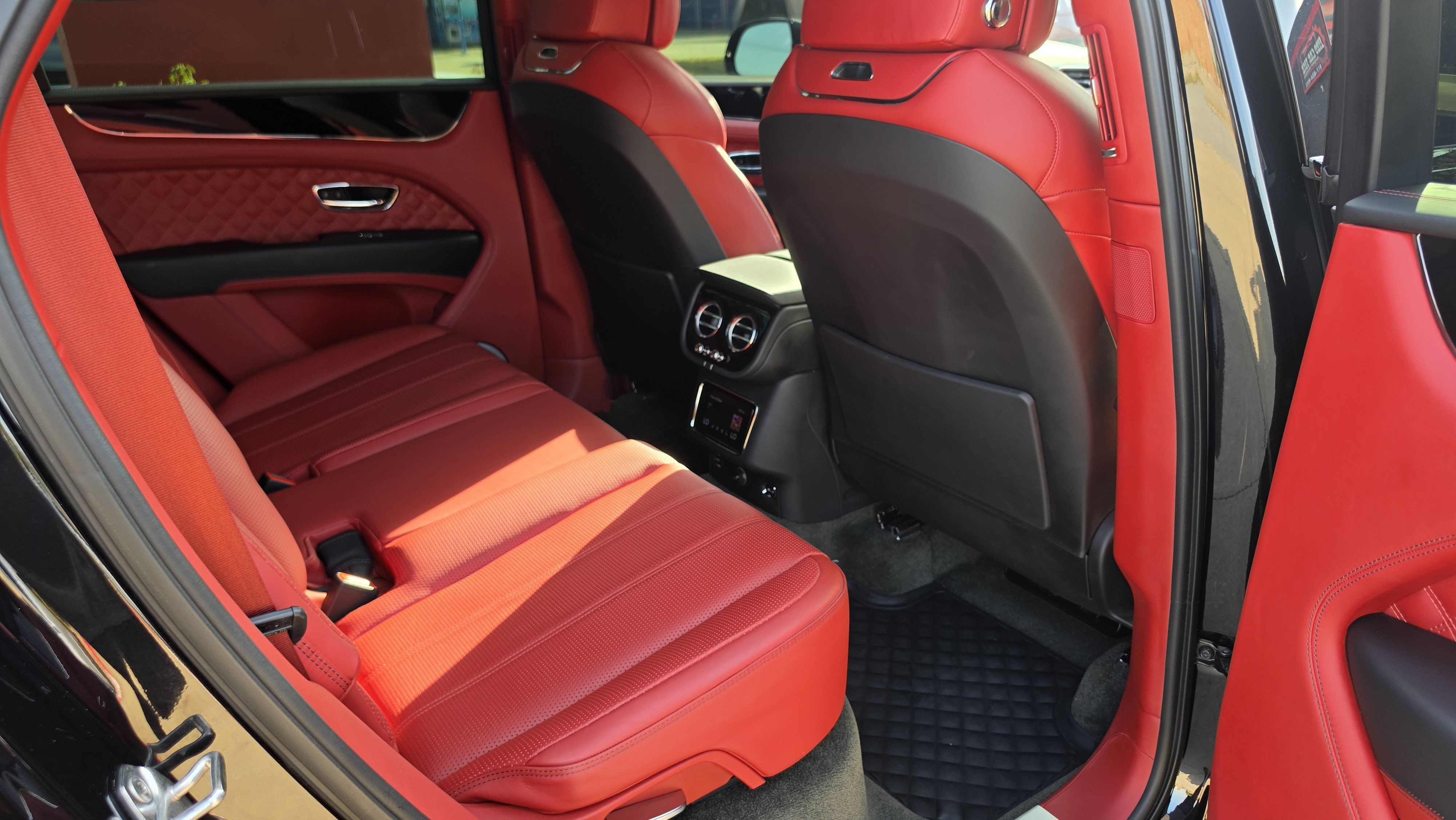 Used 2022 Bentley Bentayga AWD/4WD image 30