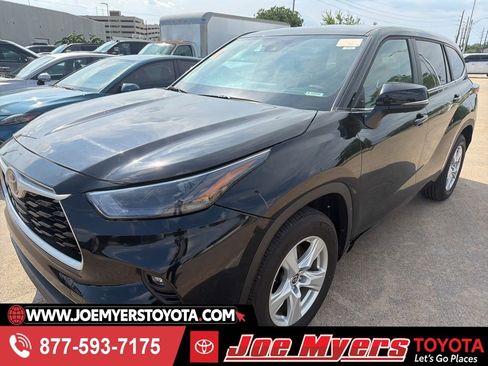 Used 2025 Toyota Highlander LE FWD image 1