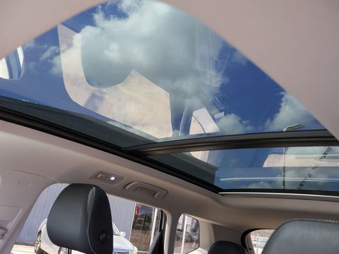 Used 2024 Volkswagen Taos SE image 11