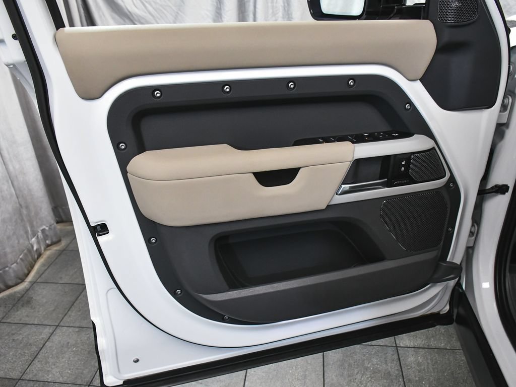 Used 2021 Land Rover Defender 110 SE AWD/4WD image 9