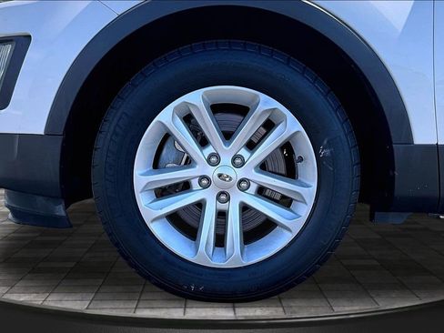Used 2016 Ford Explorer XLT FWD image 9