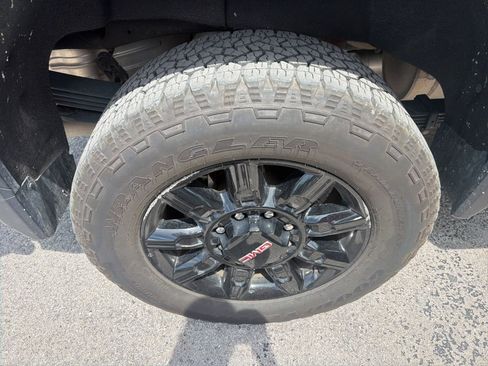 Used 2024 GMC Sierra 2500 AT4 w/ Technology Package AWD/4WD image 12