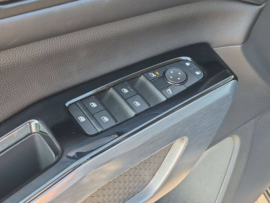 Used 2025 Nissan Pathfinder SL AWD/4WD image 13