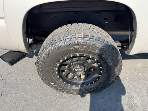 Used 2005 Chevrolet Silverado 2500 LT w/ Heavy-Duty Power Package RWD image 13