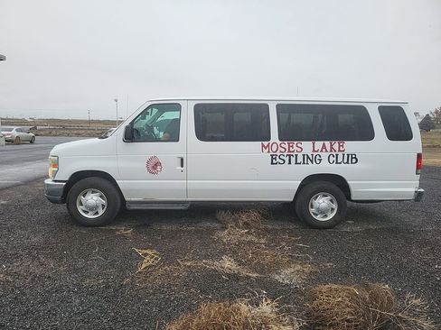 Used 2011 Ford E-350 and Econoline 350 XLT image 2