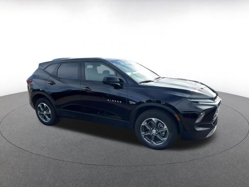 Used 2025 Chevrolet Blazer LT image 2