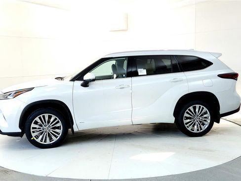 New 2026 Toyota Highlander Platinum image 3