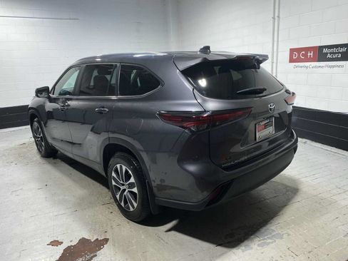 Used 2024 Toyota Highlander XLE AWD/4WD image 4