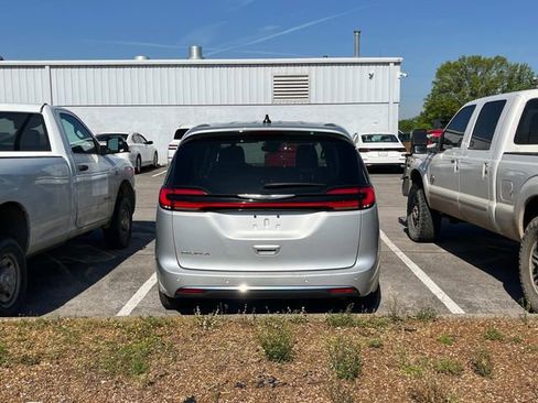 Used 2024 Chrysler Pacifica Touring-L image 4