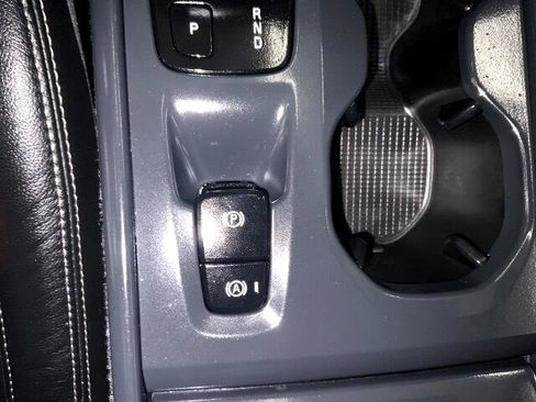 Used 2022 Volvo XC40 T4 Momentum image 15