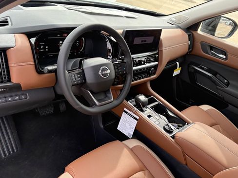 New 2026 Nissan Pathfinder Platinum image 13