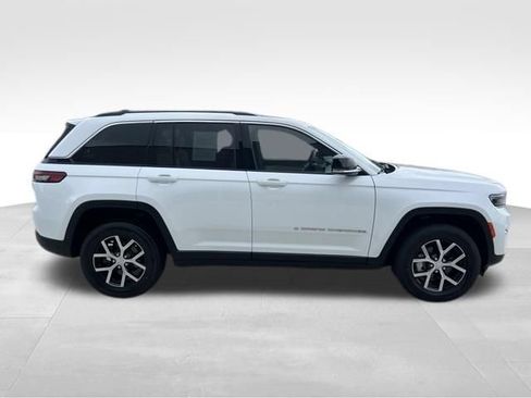 Used 2023 Jeep Grand Cherokee Limited AWD/4WD image 7