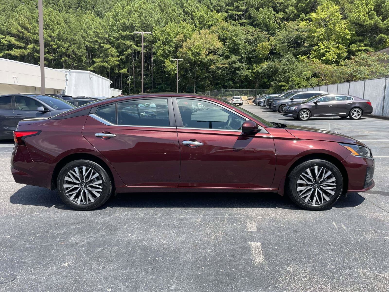 Used 2024 Nissan Altima 2.5 SV w/ SV Premium Package AWD/4WD image 2