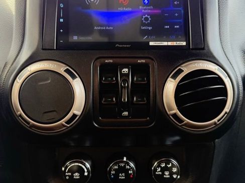 Used 2017 Jeep Wrangler Unlimited Sahara image 28