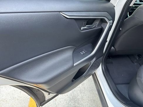 Used 2022 Toyota RAV4 XLE image 17