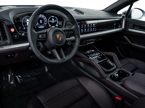 Used 2025 Porsche Cayenne image 4
