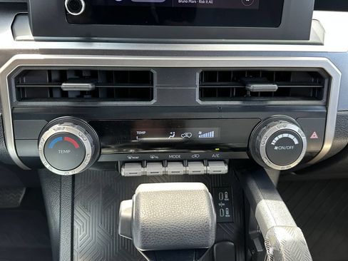 Used 2025 Toyota 4Runner SR5 AWD/4WD image 31