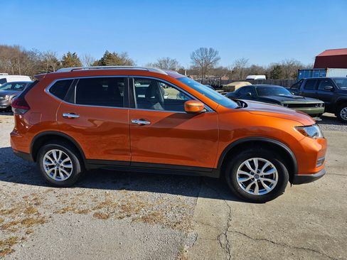 Used 2019 Nissan Rogue SV image 6