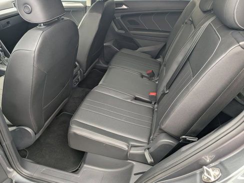 Used 2023 Volkswagen Tiguan SE w/ Panoramic Sunroof Package image 17