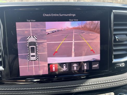 Used 2023 Chrysler Pacifica Limited w/ Uconnect Theater Family Group image 21