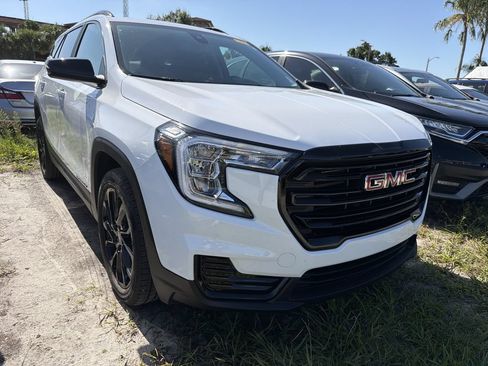 Used 2024 GMC Terrain SLE w/ Driver Convenience Package FWD image 3