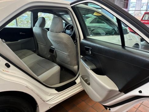 Used 2013 Toyota Camry LE FWD image 34
