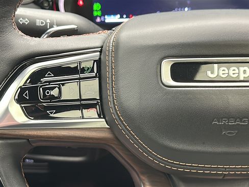 Used 2023 Jeep Grand Cherokee Summit AWD/4WD image 19