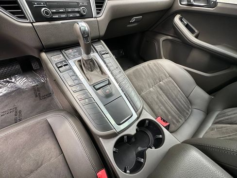 Certified 2018 Porsche Macan AWD/4WD image 34