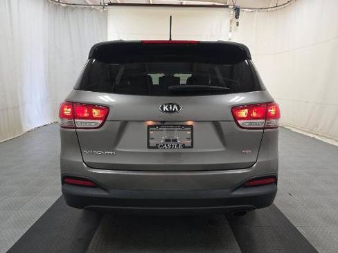 Used 2017 Kia Sorento FWD image 8