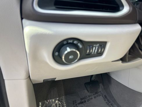 Used 2018 Chrysler Pacifica Touring-L FWD image 35